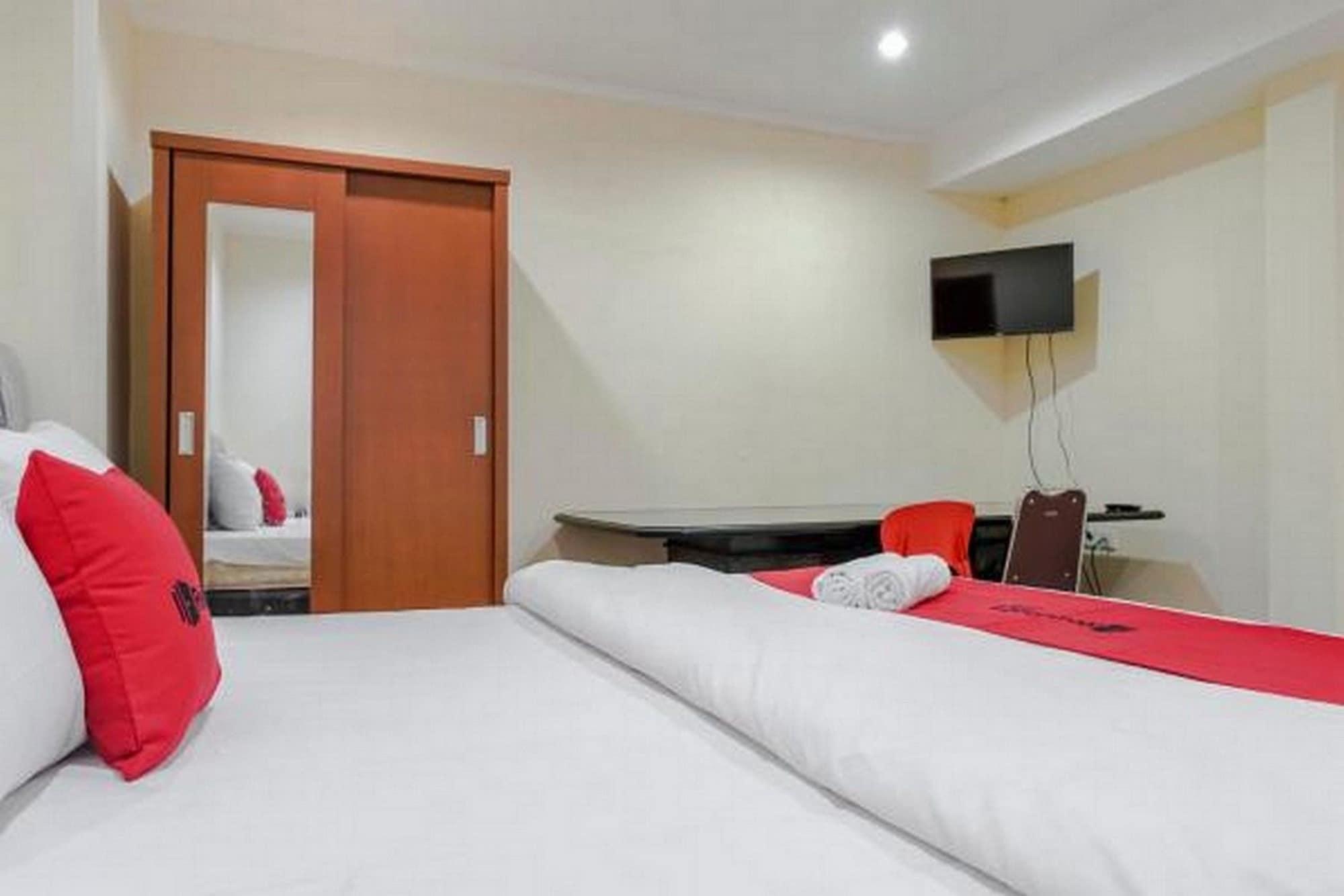 RedDoorz @ Jalan Biak Roxy Dżakarta Zewnętrze zdjęcie